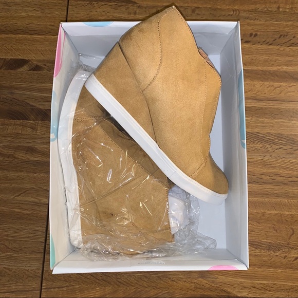 Soda Vesper Hidden Wedge Heel Sneakers Sporty Elastic NWT - Picture 4 of 16